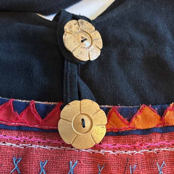 Black & Red Embroidered Women's Shoulder Bag One Zip Pocket Inside Light Weight - Picture 3 of 8